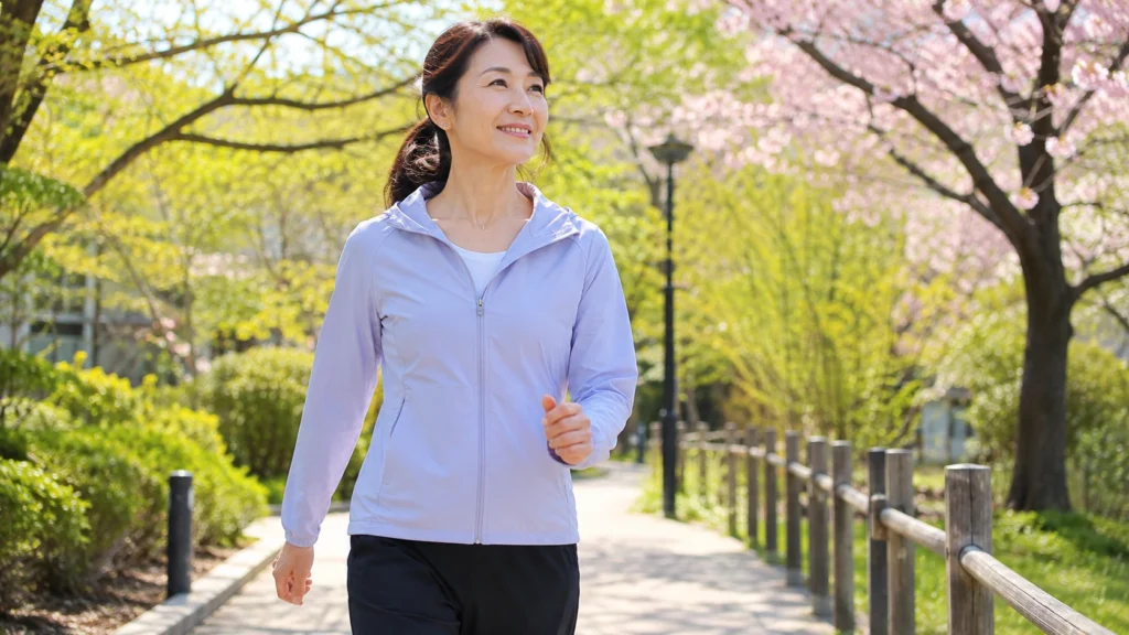 40代女性がパーソナルジムでトレーニングするイメージ