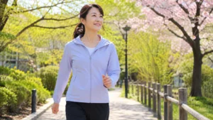 40代女性がパーソナルジムでトレーニングするイメージ