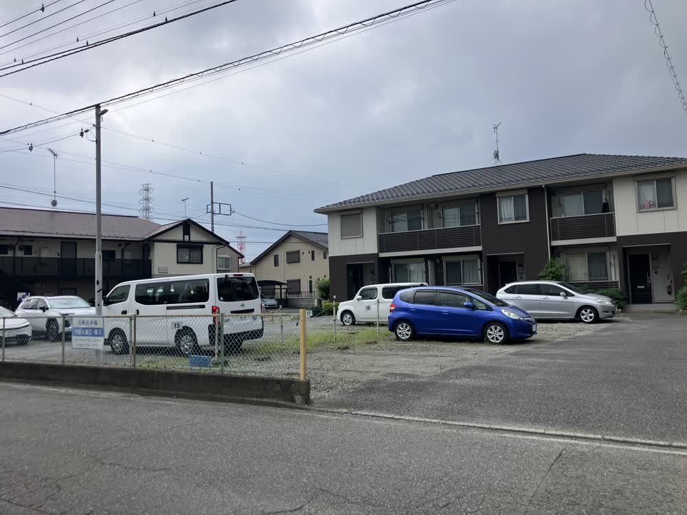 女性専用パーソナルジム リファイン 矢部駅前店|アクセス案内 3 砂利の駐車スペース