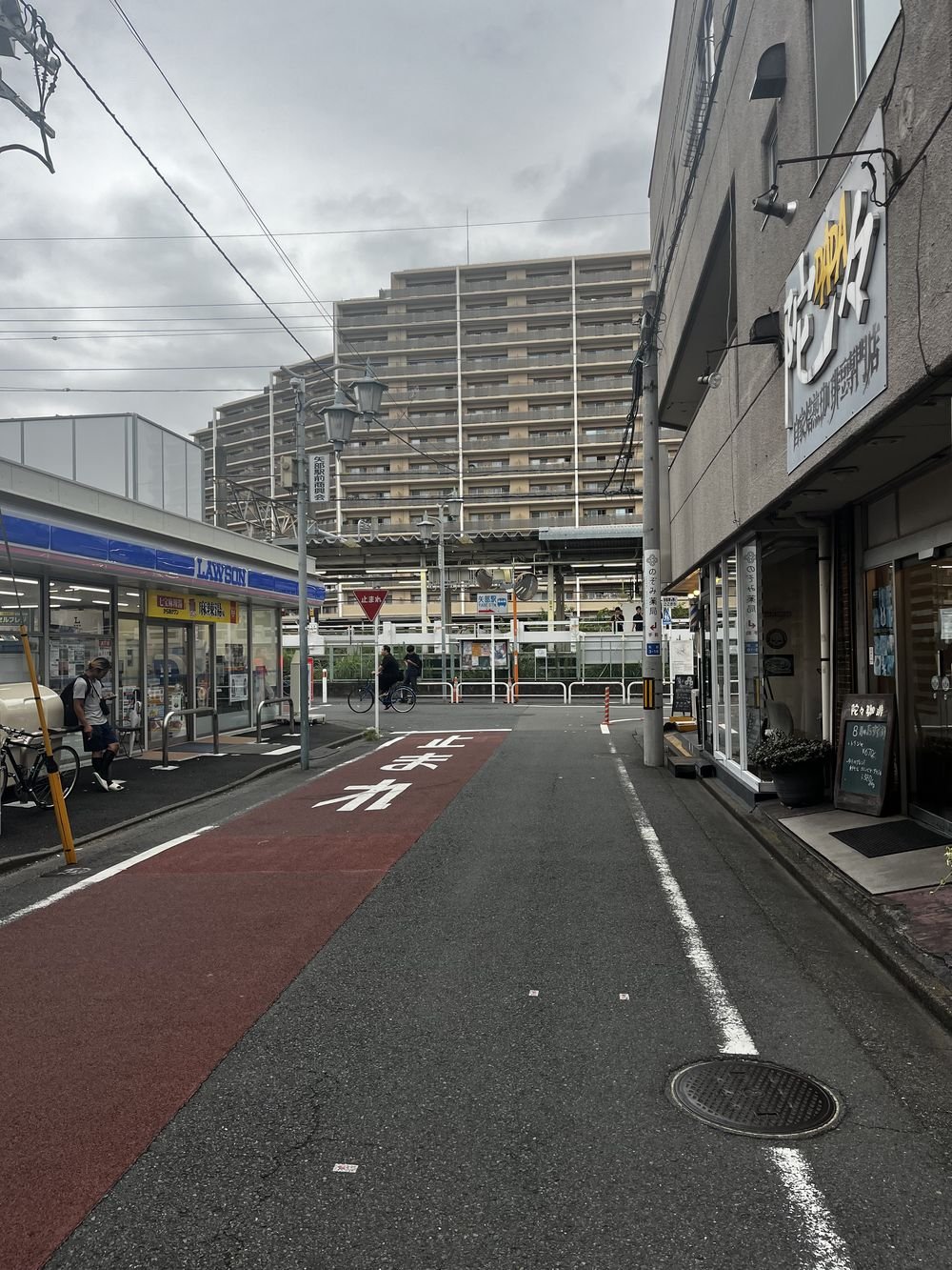 女性専用パーソナルジム リファイン 矢部駅前店|アクセス案内 13 左手のローソンと矢部駅前の通り